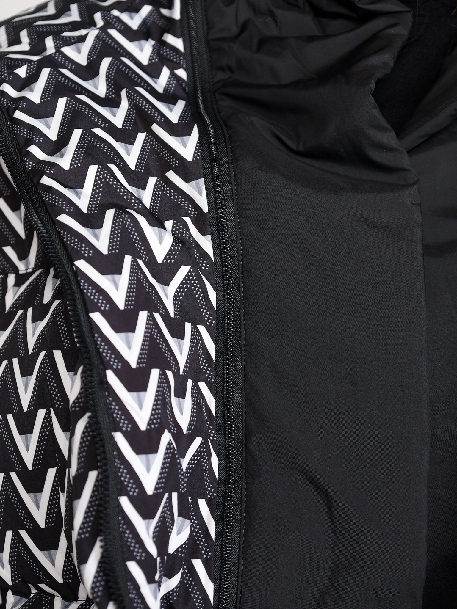 Пуховик с абстрактным принтом черного цвета с капюшоном-манишкой